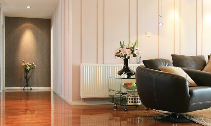 1565852409651070.jpg 在我們挑選暖氣片時,不僅要看價格,還要看產品和服務,才能避免吃虧上當。
選擇暖氣片從哪些角度出發?
1.看材質
材質影響到產品的使用和壽命。廠家選擇的材質過關,不僅在使用中減少漏水等問題,還能夠延長暖氣片的壽命。用戶在挑選材質時,可以咨詢一下鋼管或銅管的壁厚,一些特殊產品的片頭和壁厚是不同的,片頭需要加厚,才能抵抗住常年侵蝕。材質要求均勻,無凸起,無水波紋。
2.看安裝
很多廠家都有自己的安裝隊,或者有固定合作的安裝隊。安裝人員統一持證上崗,經驗豐富。對自己工廠的產品也比較了解,在測量、方案設計中考慮細致全面。暖氣片安裝時噪音小,測量、打孔、懸掛、打壓等步驟齊全考究,接口緊密,管路布局橫平豎直,彎管接頭少。
3.看工藝
暖氣片的生產工藝和品牌廠家密不可分。有些不良小廠家采用回收二手暖氣片,簡單去銹刷漆之后再投放市場,雖然暖氣片價格很便宜,但這種暖氣片往往使用不了一兩年就會漏水。真正品質好的暖氣片,往往通過下料、打孔、焊接、組裝、打壓、打磨、噴涂等幾十道精細工序生產而成,后還有嚴格的質檢。這樣的暖氣片使用起來才會安心。
4.看售后
正規產品都有相關的質保協議,在質保期內出現質量問題可以免費更換,因為暖氣片的品質問題給用戶造成的財產損失,還可以通過保險賠付。強大妥善的售后不僅是品牌實力的體現,也是產品過硬品質的體現。
5.看品牌
一款品牌形成往往需要多少年的沉淀和口碑傳播,才能在市場上占領一席之地。品牌類廠家,不僅有實力在選材、工藝方面投入較高的成本,在后期服務上也有相關的保障。一旦產品出現問題,可以免費更換,出現暖氣片不熱等問題,還可以上門維修。不會出現暖氣片漏水等問題找不到廠家、相互推卸責任等問題。
挑選暖氣片時,不僅要看價格,還要看產品和服務,才能避免吃虧上當。
更多資訊盡在鼎格舒適家,免費設計方案和報價。鼎格舒適家m.xkdjpkc.com(全稱四川鼎格舒適家科技有限公司)是知名成都地暖公司,專業提供地暖,暖氣片,中央空調,新風,凈水系統的銷售,設計,安裝等服務。